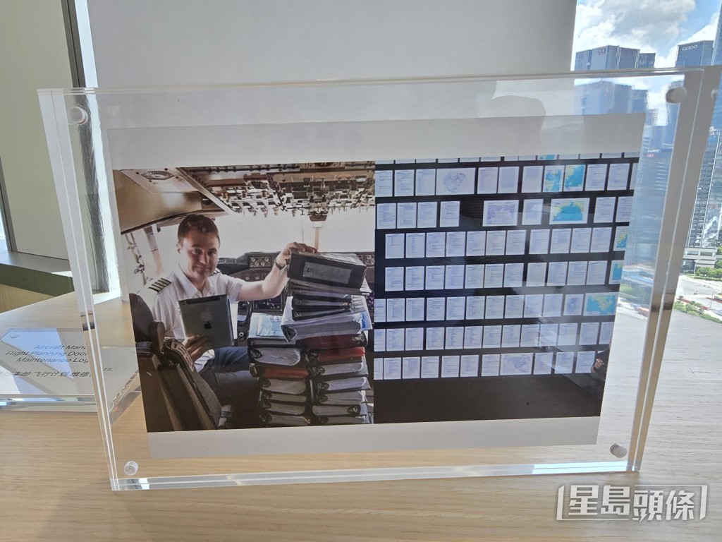 國泰正推廣其自主研發「電子飛行資料夾」系統至其他航空公司,主要透過平板電腦實現無紙化,機師可免卻現時行內仍帶備厚重文件上機的不便。 國泰正推廣其自主研發「電子飛行資料夾」系統至其他航空公司,主要透過平板電腦實現無紙化,機師可免卻現時行內仍帶備厚重文件上機的不便。