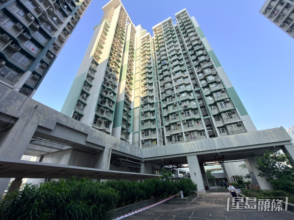大批警員已封鎖昭善樓現場進行搜證及調查,正全力釐清兩宗案件的確切起因以及兩名男子之間的關係。蔡楚輝攝 大批警員已封鎖昭善樓現場進行搜證及調查,正全力釐清兩宗案件的確切起因以及兩名男子之間的關係。蔡楚輝攝