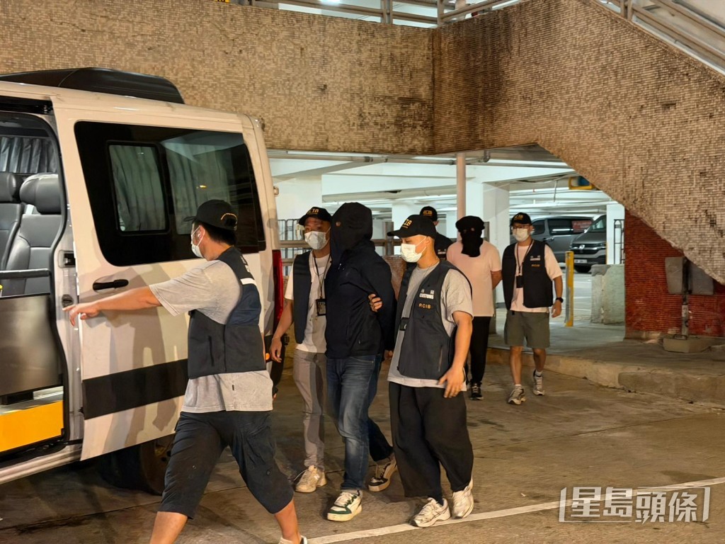 海關拘捕非法油站操作員（黑衫）及顧客（白衫）。曾志恆攝