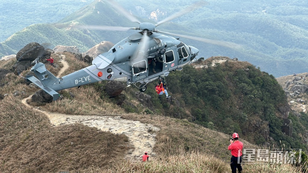 直升機吊走傷者。梁國峰攝 直升機吊走傷者。梁國峰攝