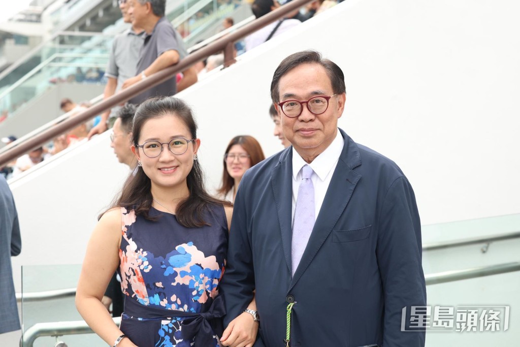 盧偉國（右）偕未婚妻余仲欣（左）現身沙田馬場。劉必勝攝
