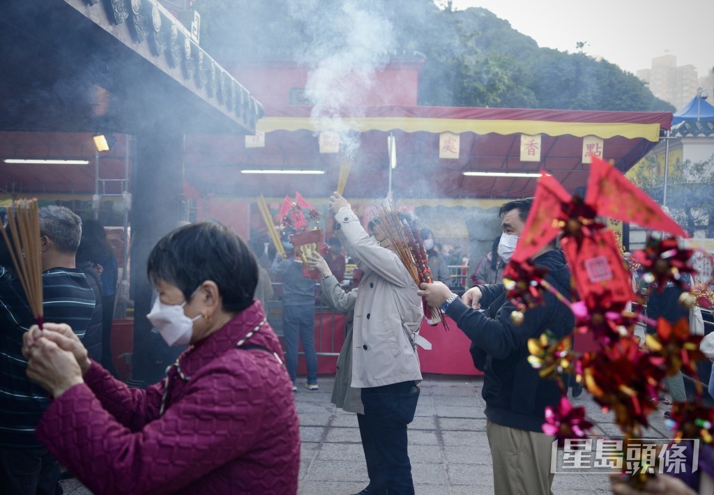 購備的風車可於香爐上順時針轉3個圈沾靈氣。資料圖片 購備的風車可於香爐上順時針轉3個圈沾靈氣。資料圖片