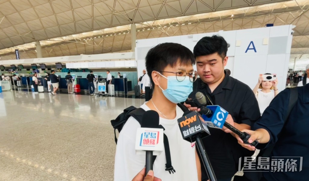 何先生參加旅行團指自己預備多了衣服及乾糧。 何先生參加旅行團指自己預備多了衣服及乾糧。