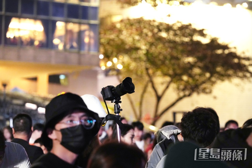 市民在尖沙咀海傍等候賀歲煙花。劉駿軒攝 市民在尖沙咀海傍等候賀歲煙花。劉駿軒攝