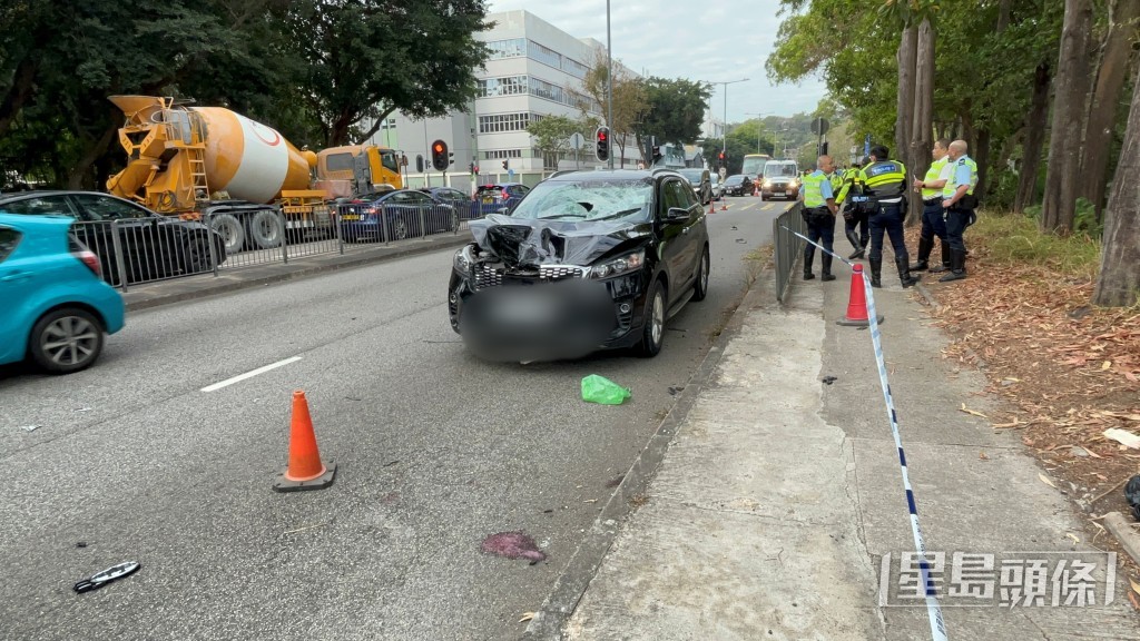 私家車車頭前3米有一灘血迹,相信單車漢飛彈倒地。楊偉亨攝 私家車車頭前3米有一灘血迹,相信單車漢飛彈倒地。楊偉亨攝