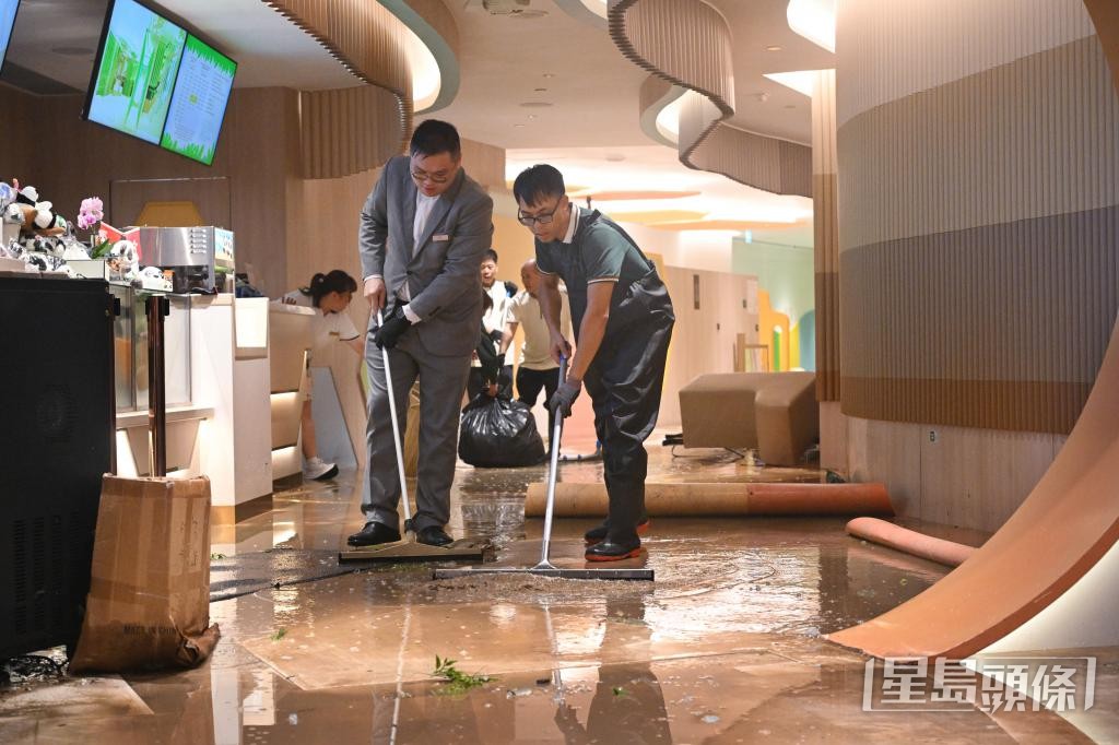 香港富麗敦海洋公園酒店在「樺加沙」襲港期間,遭巨浪沖破玻璃門,大量海水湧入大堂。 香港富麗敦海洋公園酒店在「樺加沙」襲港期間,遭巨浪沖破玻璃門,大量海水湧入大堂。
