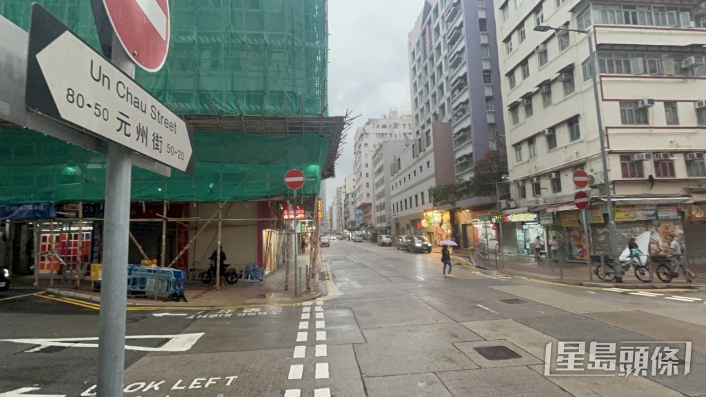 司機報稱在元州街搬貨期間遭人駕走輕貨。楊偉亨攝 司機報稱在元州街搬貨期間遭人駕走輕貨。楊偉亨攝