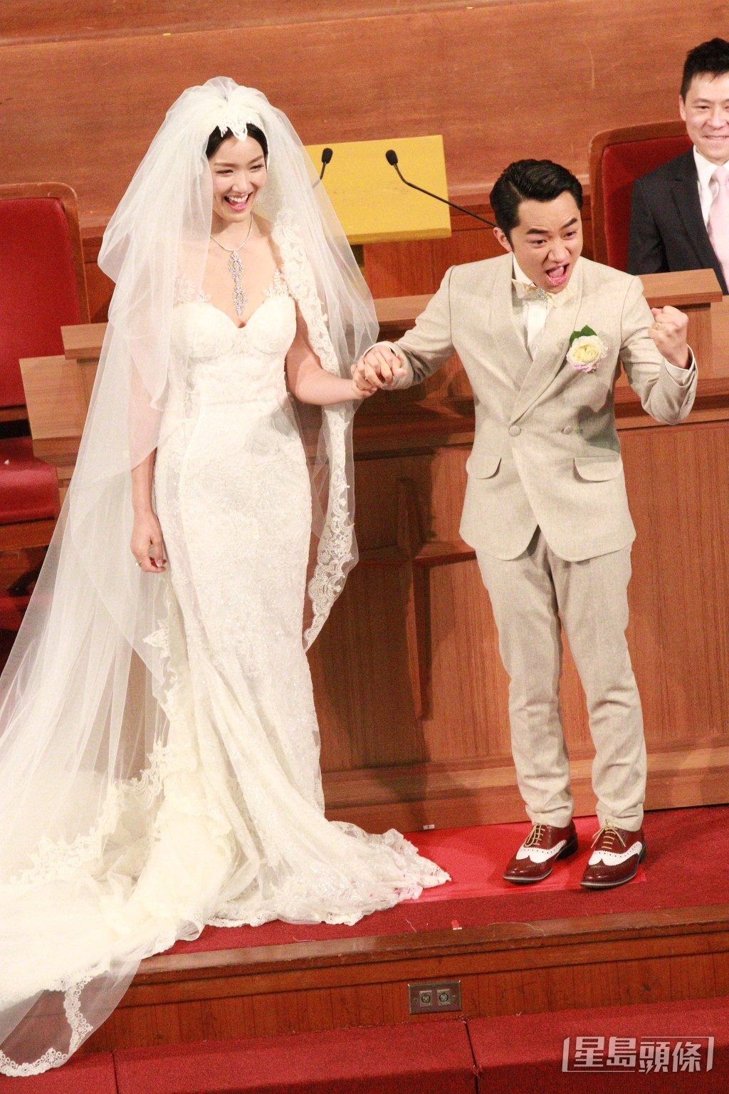 王祖蓝2015年与拍拖多年的李亚男结婚。