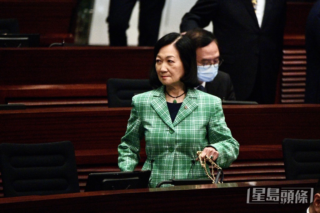 特首即將到場宣讀施政報告，議員和官員整裝待發。圖為行會召集人葉劉淑儀。（盧江球攝）