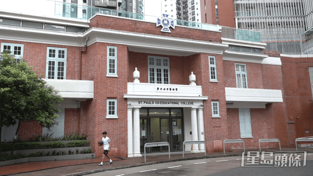項目位處小學校網11號名校網,以及中西區中學校網,項目鄰近聖保羅男女中學、聖士提反女子中學、英華女學校及香港大學等傳統學府。 項目位處小學校網11號名校網,以及中西區中學校網,項目鄰近聖保羅男女中學、聖士提反女子中學、英華女學校及香港大學等傳統學府。