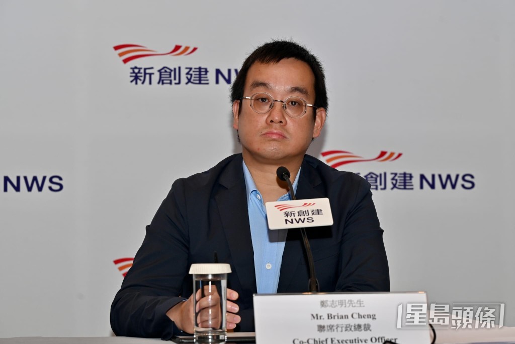 鄭志明稱,做新創建掌舵手的心態是「實事求是,對事不對人」,多接納他人意見,重視團隊工作,這個方針亦是父親鄭家純所客望。 鄭志明稱,做新創建掌舵手的心態是「實事求是,對事不對人」,多接納他人意見,重視團隊工作,這個方針亦是父親鄭家純所客望。