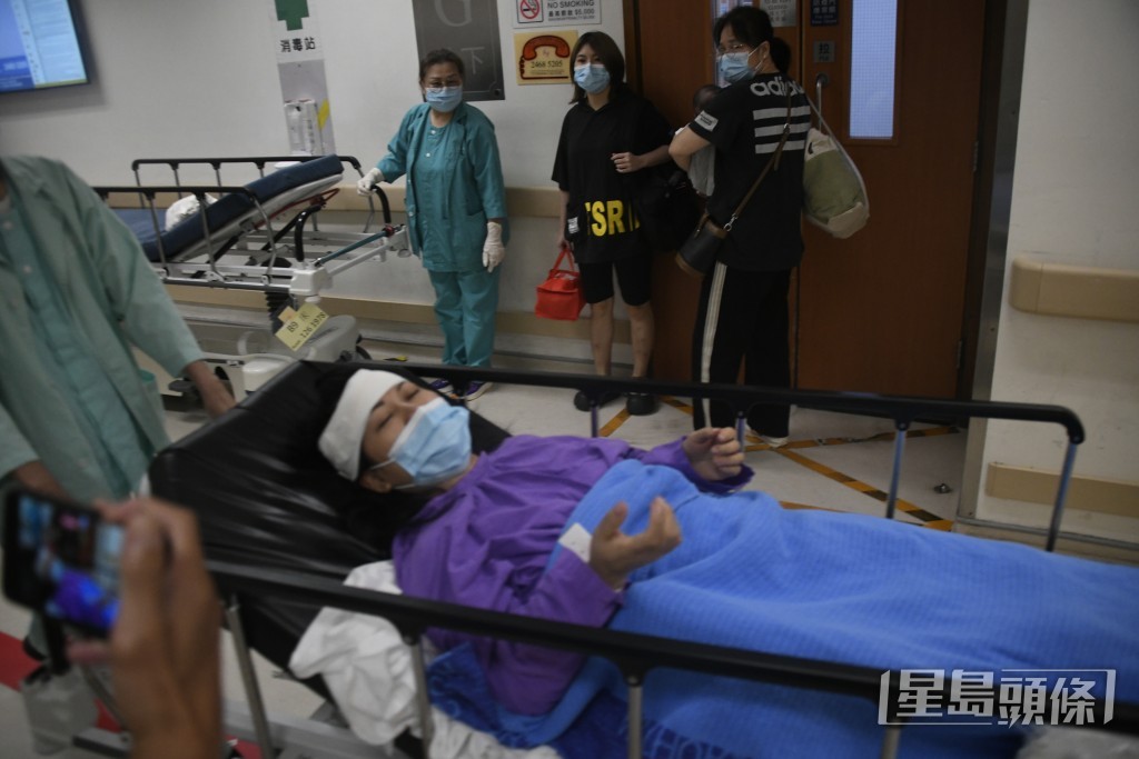 何太頭部被包紮。楊偉亨攝 何太頭部被包紮。楊偉亨攝