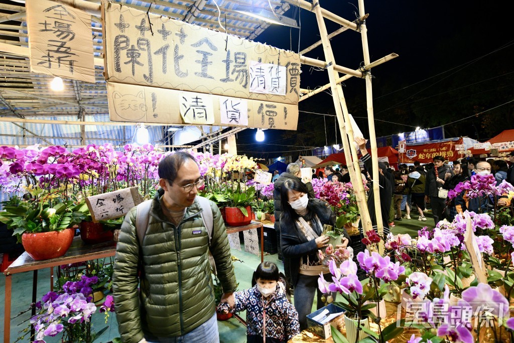 有花檔全場五折。盧江球攝 有花檔全場五折。盧江球攝