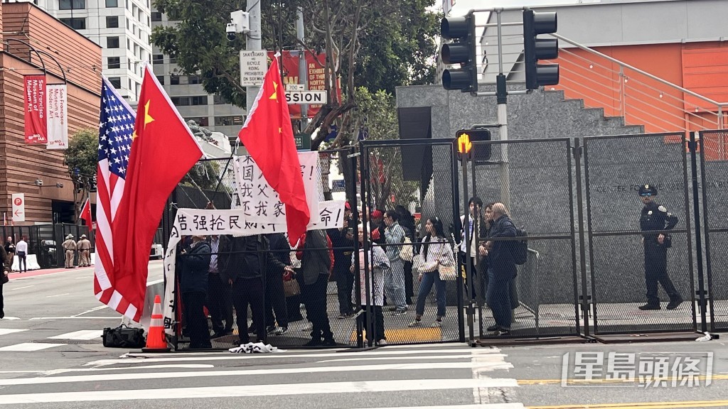 酒店外亦有其他团体批评省政府腐败。郭咏欣摄