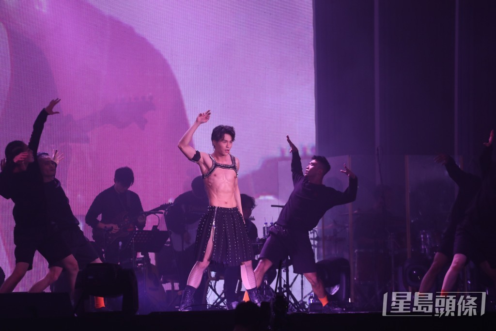 胡鴻鈞熱愛唱歌。