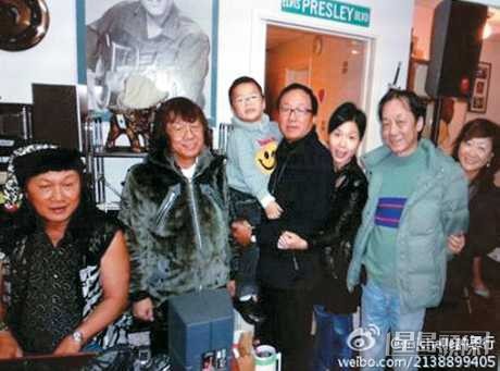 二弟許冠武亦從事幕後工作。 二弟許冠武亦從事幕後工作。