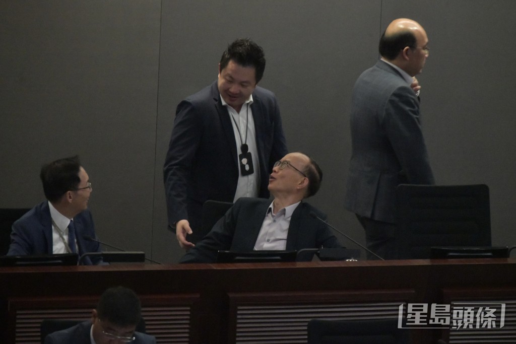 馬逢國(前排右一)等議員在立法會交流。禇樂琪攝 馬逢國(前排右一)等議員在立法會交流。禇樂琪攝
