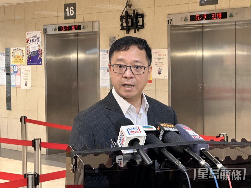 懲教署署長黃國興曾到醫院探望受傷同袍，並譴責兇徒目無法紀。資料圖片