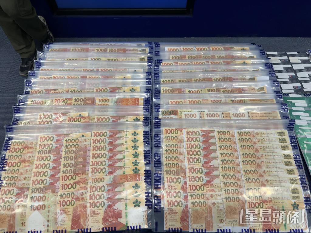 行動中檢大量現金。梁國峰攝 行動中檢大量現金。梁國峰攝