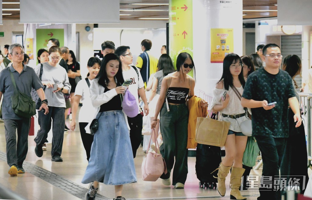 國慶黃金周首日，羅湖口岸人潮。何健勇攝