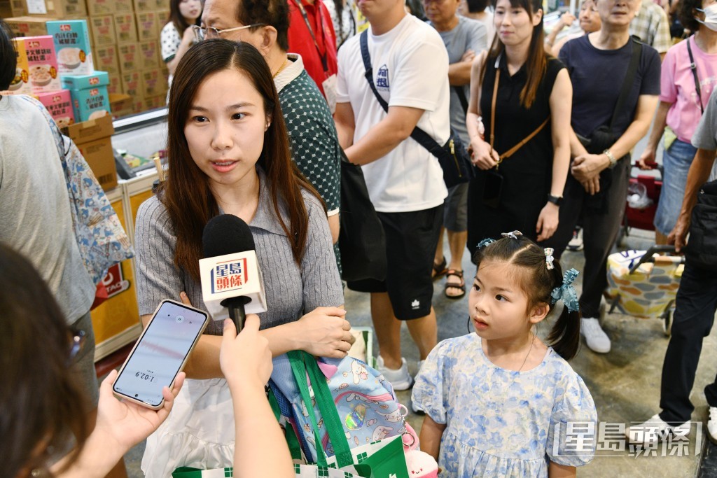 市民蘇太,入場主要是購買女兒喜歡的食物,預料至少花費600元。 市民蘇太,入場主要是購買女兒喜歡的食物,預料至少花費600元。