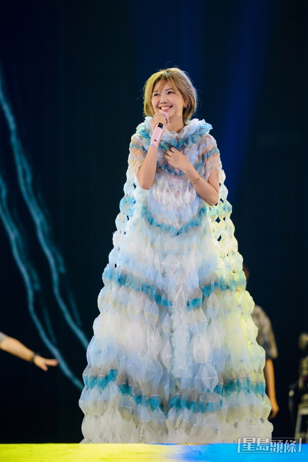 孫燕姿穿上 「光芒萬丈裝」新造型，以《我要的幸福》揭開演唱會序幕。