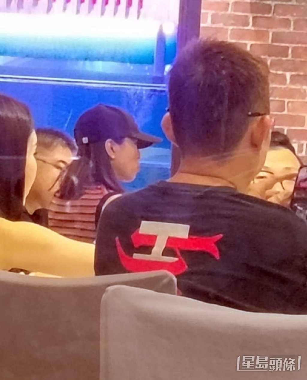 網民捕獲山聰和阿佘在大馬食飯。