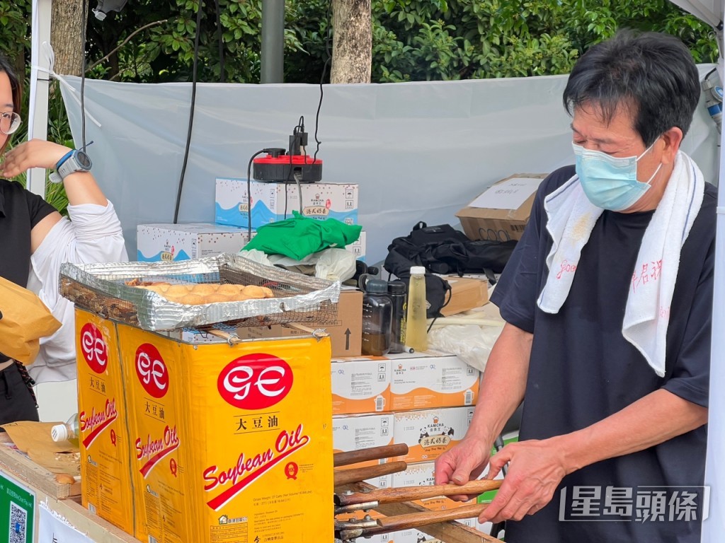 西環雞蛋仔伯伯重出江湖,獲邀在「夜樂西九」擺檔。曹露尹攝 西環雞蛋仔伯伯重出江湖,獲邀在「夜樂西九」擺檔。曹露尹攝