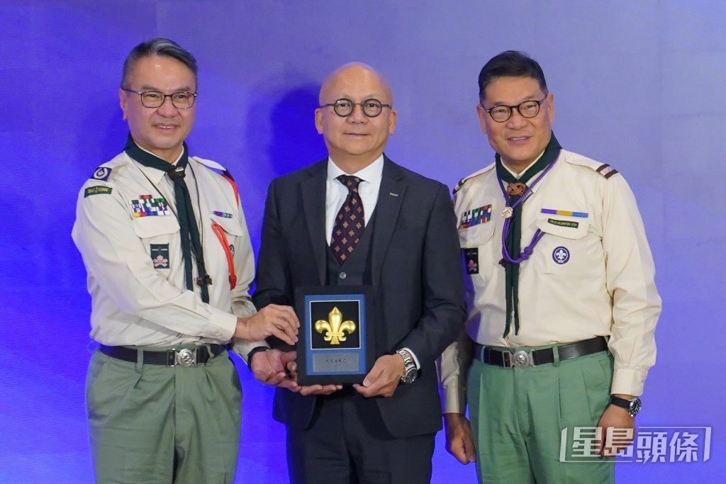 大會向比亞迪香港致送紀念品，感謝其對香港童軍運動的鼎力支持。