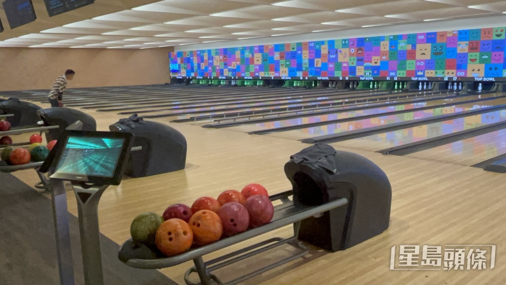 有工人檢查保齡球機時意外夾傷手指。