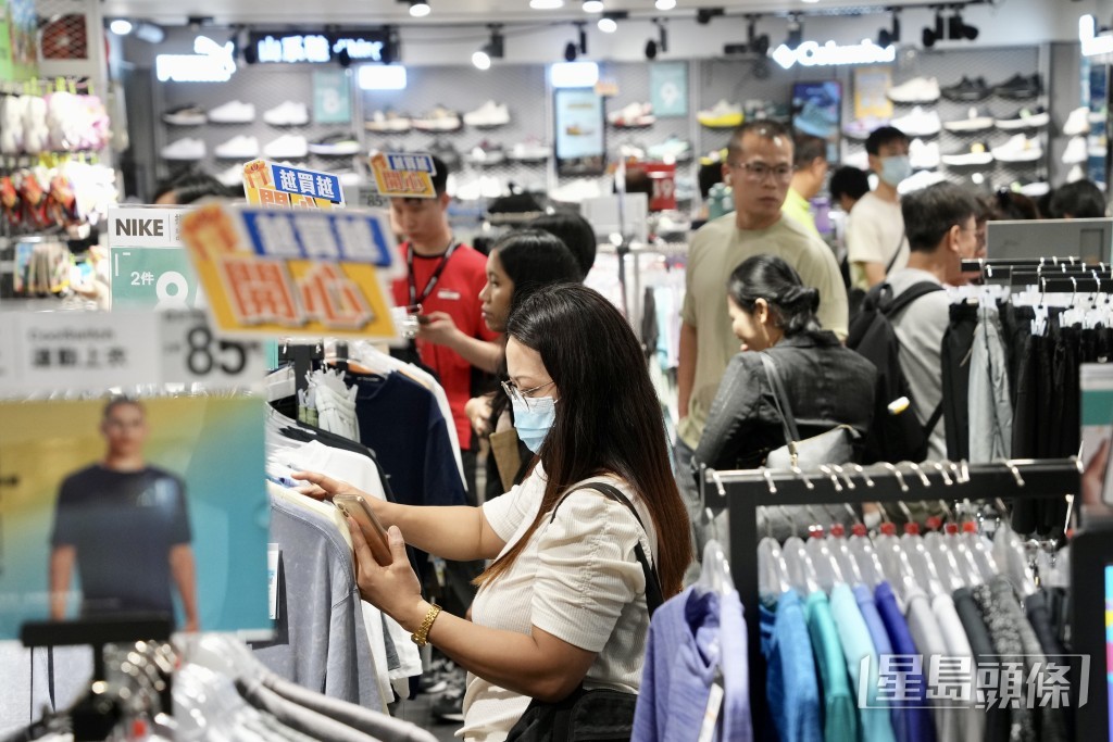 民建聯建議推出「抽獎式消費券」,市民在本地消費後可上載單據參與抽獎,贏取消費券於周末使用,以鼓勵留港消費。 資料圖片 民建聯建議推出「抽獎式消費券」,市民在本地消費後可上載單據參與抽獎,贏取消費券於周末使用,以鼓勵留港消費。 資料圖片 