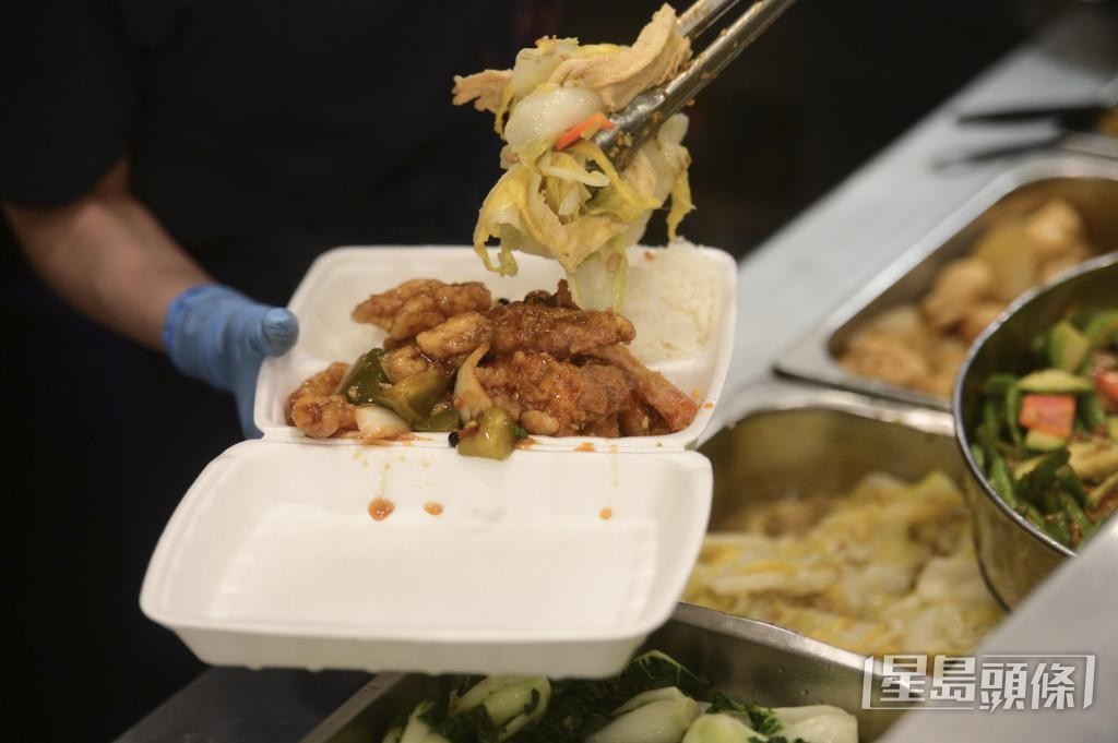 有在职母亲视「两餸饭」为赶不及煮饭时的备用选择。