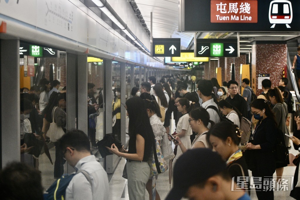 港鐵紅隧站出現人龍。盧江球攝