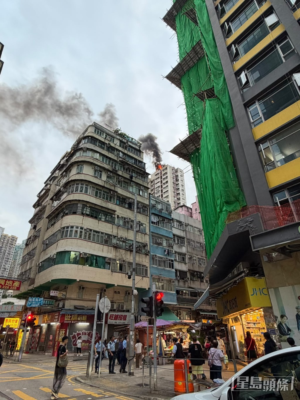 濃煙離遠清晰可見。 濃煙離遠清晰可見。