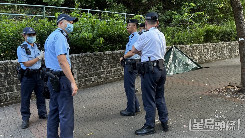 警方用綠色帳篷遮蓋男事主遺體,正在現場調查事件。蔡楚輝攝 警方用綠色帳篷遮蓋男事主遺體,正在現場調查事件。蔡楚輝攝