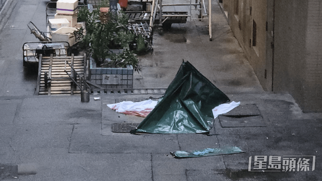 警員封鎖現場後巷調查,並用帳篷遮蓋遺體。黎志偉攝 警員封鎖現場後巷調查,並用帳篷遮蓋遺體。黎志偉攝