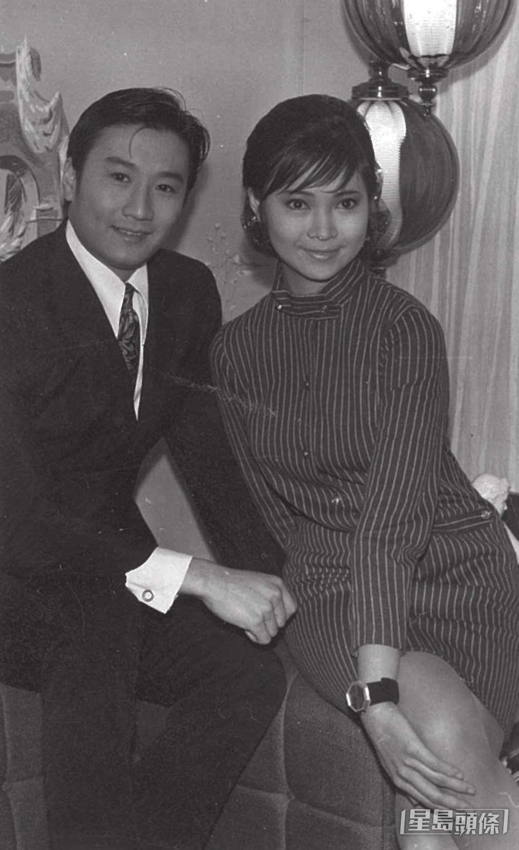 谢贤与嘉玲分手后，60年代后期与合作过多部电影的萧芳芳挞着。