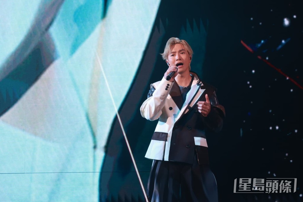 陳柏宇於演唱會上先後演唱《告別之前》《斷絕來往》《車匙》等名曲。 陳柏宇於演唱會上先後演唱《告別之前》《斷絕來往》《車匙》等名曲。