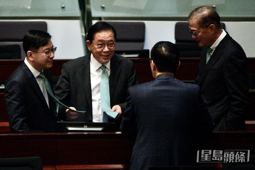 特首即將到場宣讀施政報告，議員和官員整裝待發。（盧江球攝）