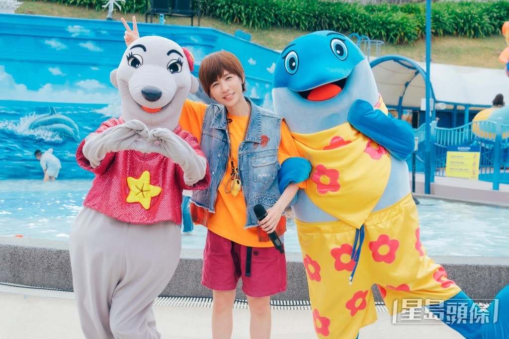 小魏與海洋公園人氣吉祥物海豚大哥Donny、海獅姐姐Sissy一起帶來精彩演出。 小魏與海洋公園人氣吉祥物海豚大哥Donny、海獅姐姐Sissy一起帶來精彩演出。