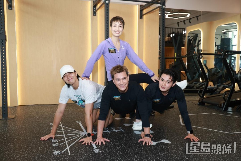 江美儀更瞓於周嘉洛、朱敏瀚、吳業坤背上。