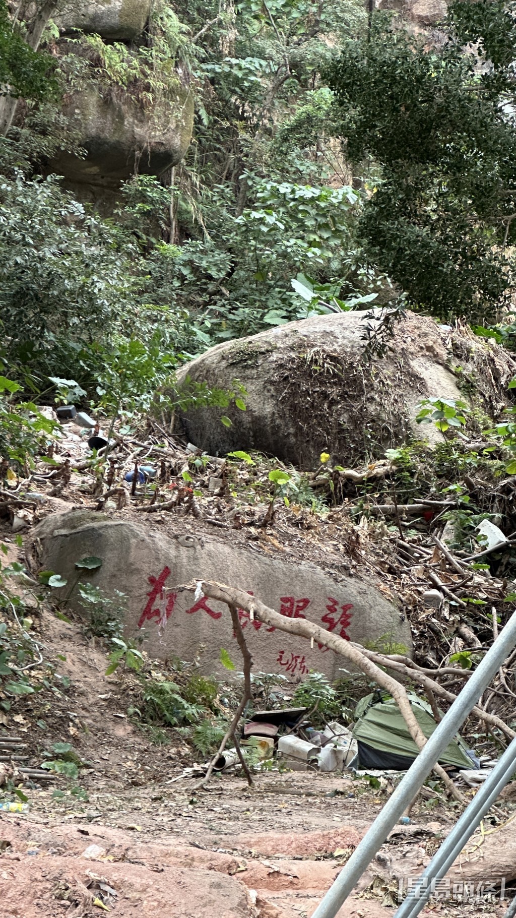 毛澤東像已移除。 毛澤東像已移除。