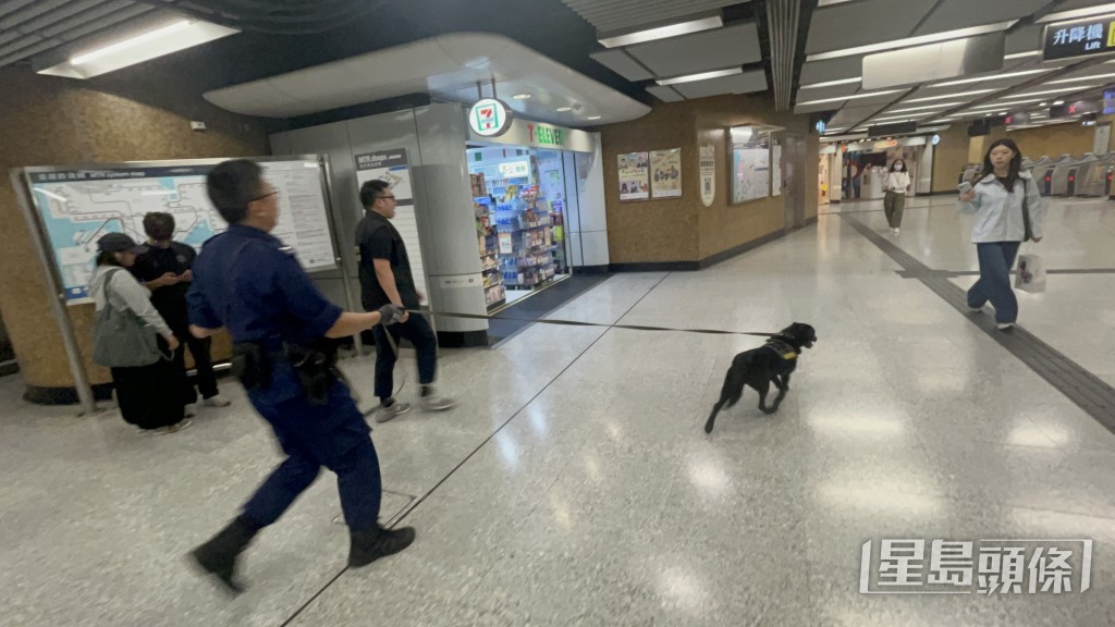 警員派出警犬到上環港鐵站搜索。楊偉亨攝 警員派出警犬到上環港鐵站搜索。楊偉亨攝