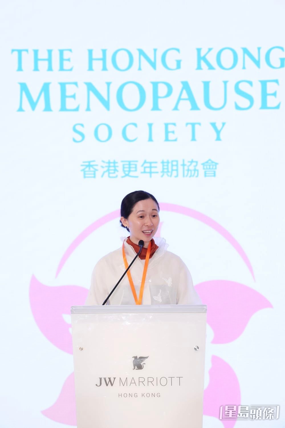 陳駱靈岫認為,更年期是人生階段,婦女不必視為禁忌,為此尷尬。 陳駱靈岫認為,更年期是人生階段,婦女不必視為禁忌,為此尷尬。