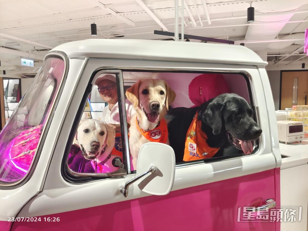 蔡易儕與治療犬合影。 受訪者提供 蔡易儕與治療犬合影。 受訪者提供