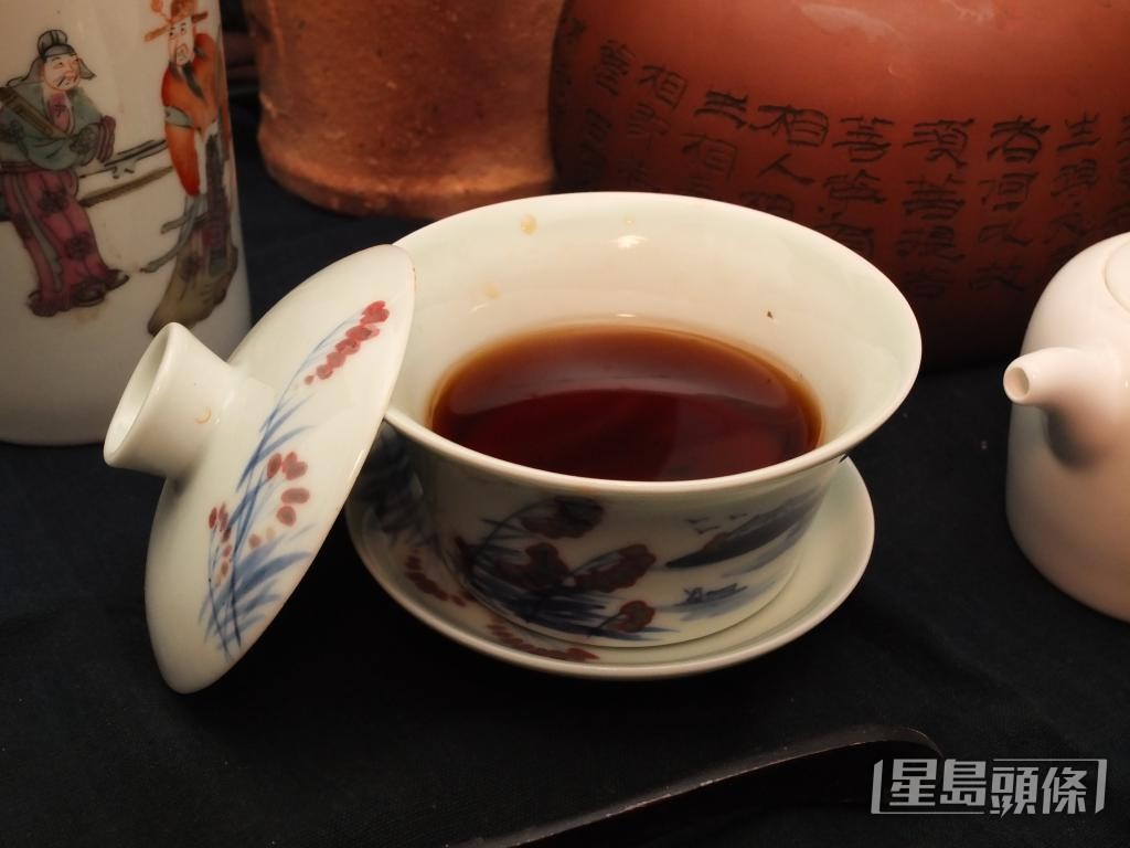 现在许多茶楼已用水壶取代焗盅。 现在许多茶楼已用水壶取代焗盅。