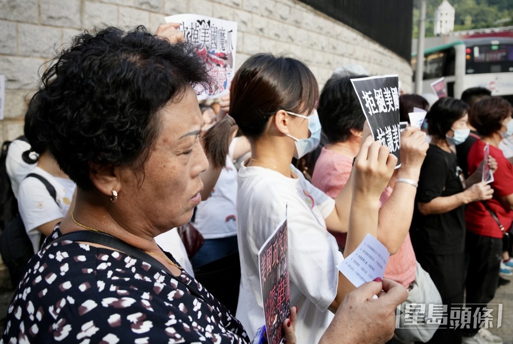 他們高呼「強烈譴責美國政客，恫嚇維護國家安全的香港特區人員，粗暴干預香港事務」。蘇正謙攝