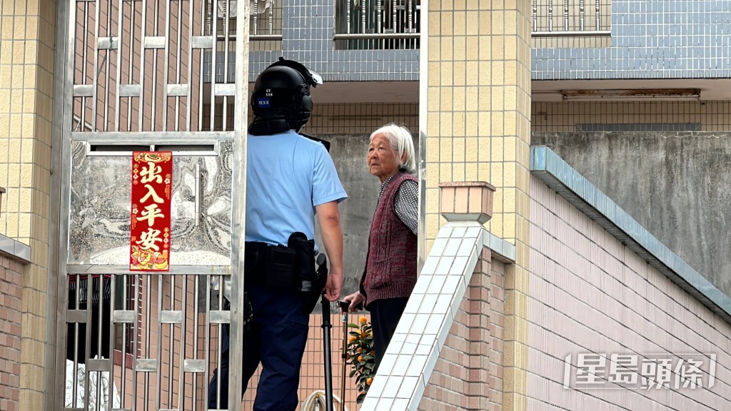 警員向村民了解事件。劉漢權攝 警員向村民了解事件。劉漢權攝