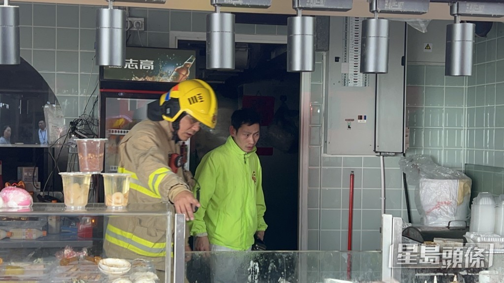 職員到場協助調查。 職員到場協助調查。