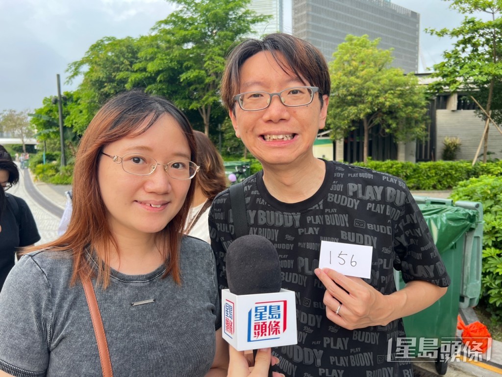 陳生陳太表示,之前曾到西環冀光顧伯伯的雞蛋仔不果,得悉會在西九開檔便前來一試。 陳生陳太表示,之前曾到西環冀光顧伯伯的雞蛋仔不果,得悉會在西九開檔便前來一試。